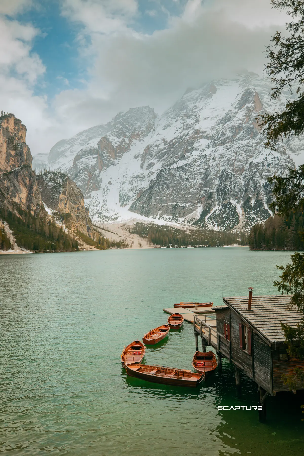 Barques en bois sur un lac turquoise